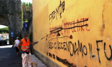 Scritte sui muri a Pisa, da San Zeno parte la sperimentazione con la vernice antigraffito