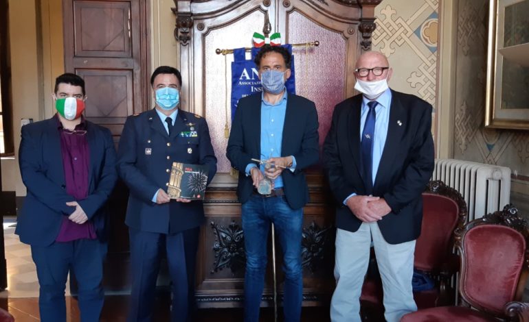 Il sindaco Michele Conti saluta Vincenzo Basile, presidente dei sottoufficiali della 46° Brigata Aerea