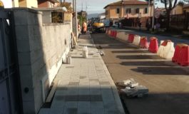 Cantiere in corso per realizzare il nuovo marciapiede lungo via dei Due Arni, da Barbaricina al Cep