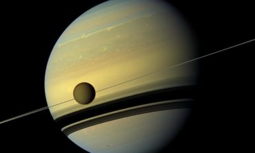 Evoluzione dell'obliquità di Giove e Saturno causata dalla rapida migrazione dei loro satelliti