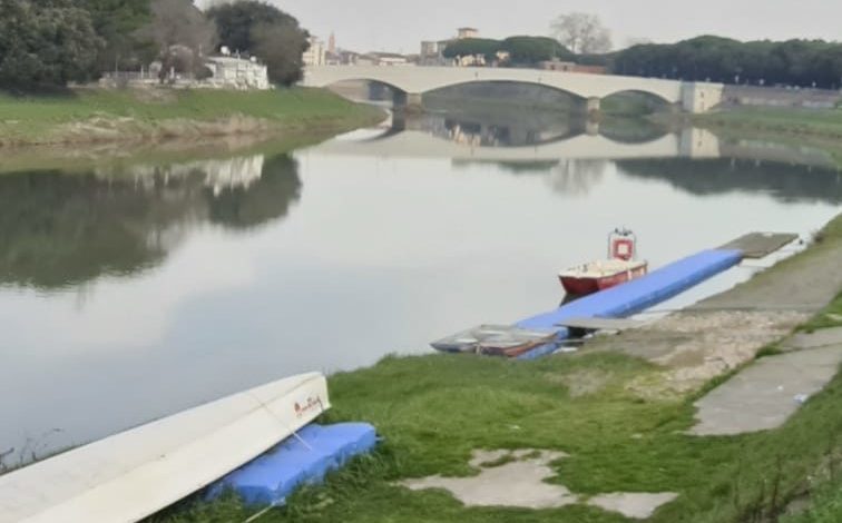 Lungarno Guadalongo, intervento per rendere accessibile la rampa della base nautica dei Vigili del Fuoco
