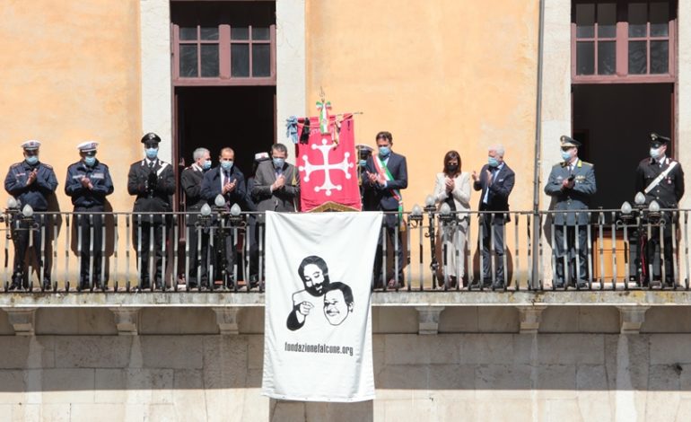 Pisa aderisce alla Giornata della Legalità, esposto il lenzuolo di Falcone e Borsellino