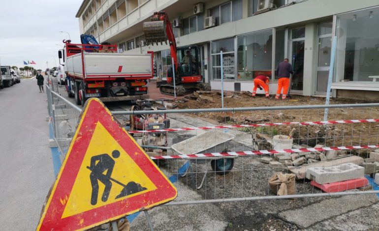 Litorale, lavori in corso per il nuovo marciapiede in piazza Belvedere