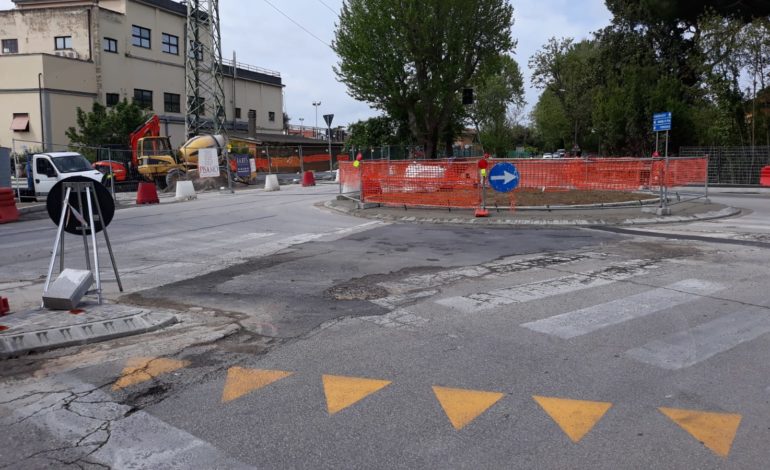 Lavori in corso, domani si asfalta la rotatoria tra viale D’Annunzio e Ponte del Cep