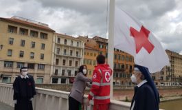 Bandiera su Ponte di Mezzo e Logge dei Banchi illuminate di rosso per celebrare la Giornata mondiale della Croce Rossa