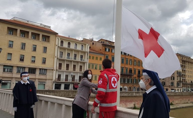 Bandiera su Ponte di Mezzo e Logge dei Banchi illuminate di rosso per celebrare la Giornata mondiale della Croce Rossa