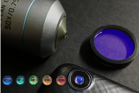 Una lente innovativa trasforma lo smartphone in un microscopio