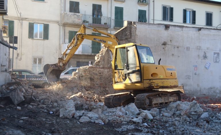 Parco di via Bixio a Pisa, in corso le operazioni di demolizione di muri ed edifici