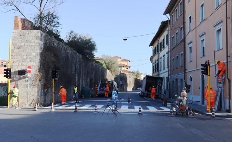 Entra in funzione il nuovo semaforo in zona Vecchi Macelli e si inverte il senso di marcia in via Nicola Pisano