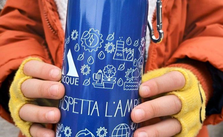 PONSACCO: ARRIVANO NELLE SCUOLE OLTRE 1800 BORRACCE PER RIDURRE LA PLASTICA MONOUSO﻿