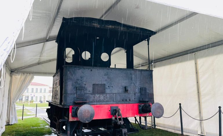 ﻿Locomotiva in piazza Baleari a Marina di Pisa, al via il trattamento di manutenzione