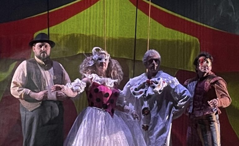 Tra Leoncavallo e Fellini: al Persio Flacco di Volterra l’opera incontra il cinema nei “Pagliacci” di Nicoletta Perondi