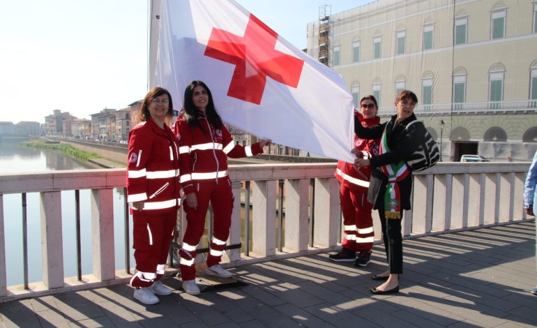 ﻿Bandiera sul Ponte di Mezzo per celebrare la Croce Rossa