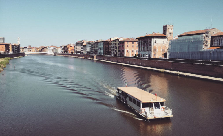 ﻿Visita inedita della città dal battello sull’Arno alle Mura