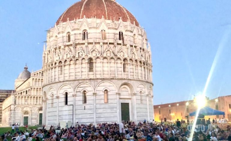 “Medea” in piazza dei Miracoli, pubblico numeroso alla proiezione del film di Pasolini﻿