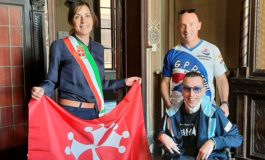 Consegnata bandiera di Pisa a Federico e Francesco che parteciperanno a maratona di New York