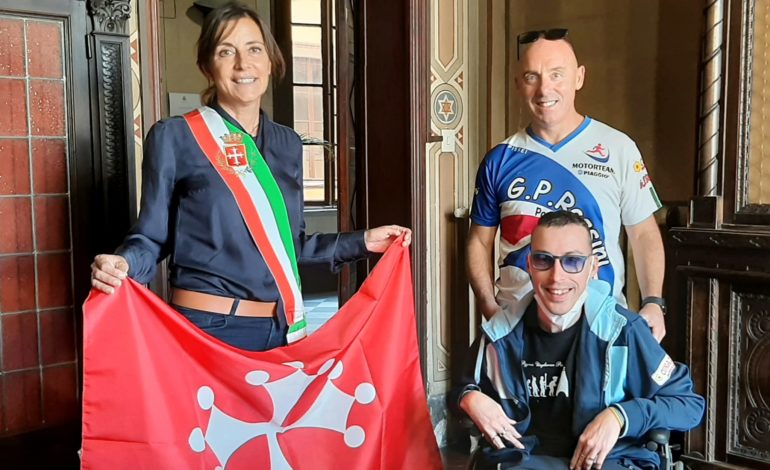 Consegnata bandiera di Pisa a Federico e Francesco che parteciperanno a maratona di New York