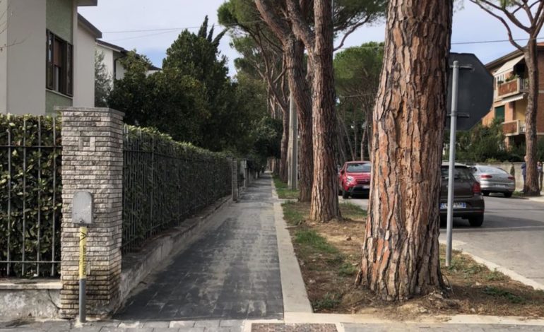 Porta a Lucca rimessa a nuovo con marciapiedi e alberature, a seguire le asfaltature