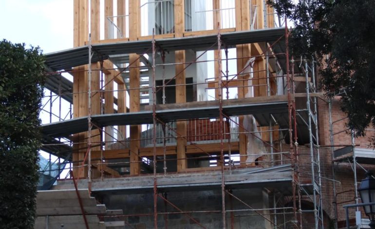 ﻿Giardino Scotto, in costruzione la torre in legno che porterà ai camminamenti in quota