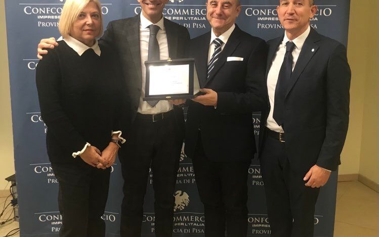 Confcommercio premia il comandante dei Carabinieri Aniello Avigliano in occasione del congedo