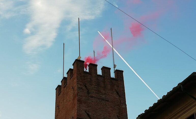 Un fumogeno rosso acceso per la pace sulla Torre Upezzinghi a Calcinaia