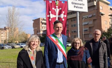 Cisanello, intitolazione area a verde a Giancarlo Peluso. Attore ed autore della compagnia teatrale "La Brigata dei dottori"﻿