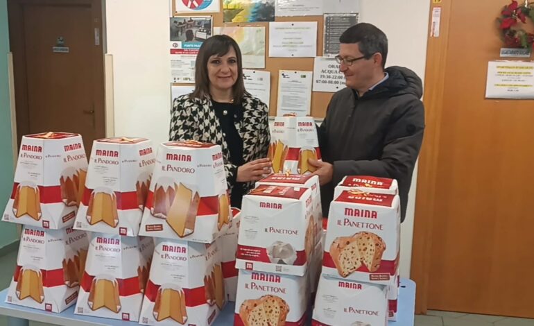 Panettoni e pandori in dono ad ospiti e operatori della struttura di accoglienza per senza fissa dimora di Porta a Mare