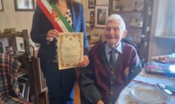 ﻿Cento anni del signor Sergio Porta, figura storica del Gioco del Ponte