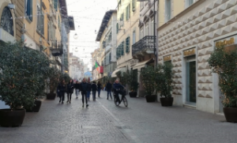 Nudo e pericoloso in mezzo a Corso Matteotti, sconcerto a Pontedera